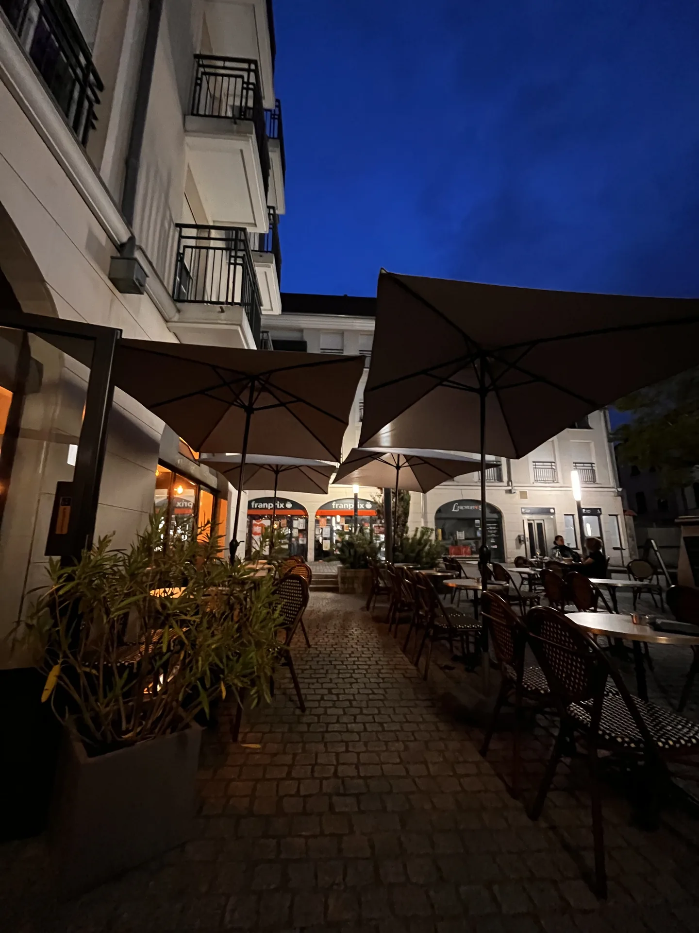 La place du village de Sucy-en-Brie le soir