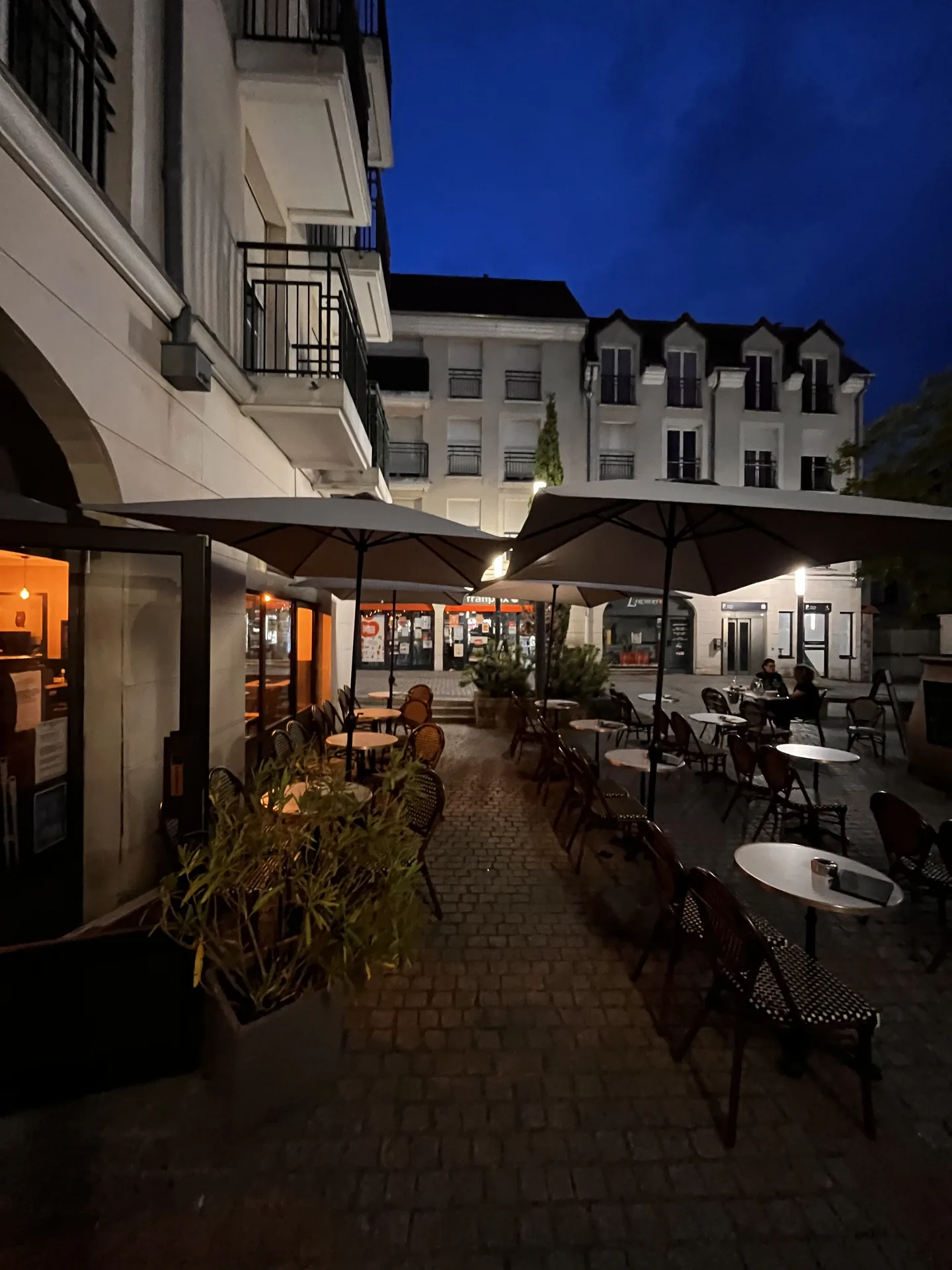La terrasse du 5 sur la place du village de Sucy-en-Brie